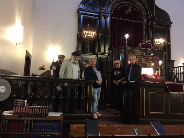 Bild på grupp personer i synagoga.