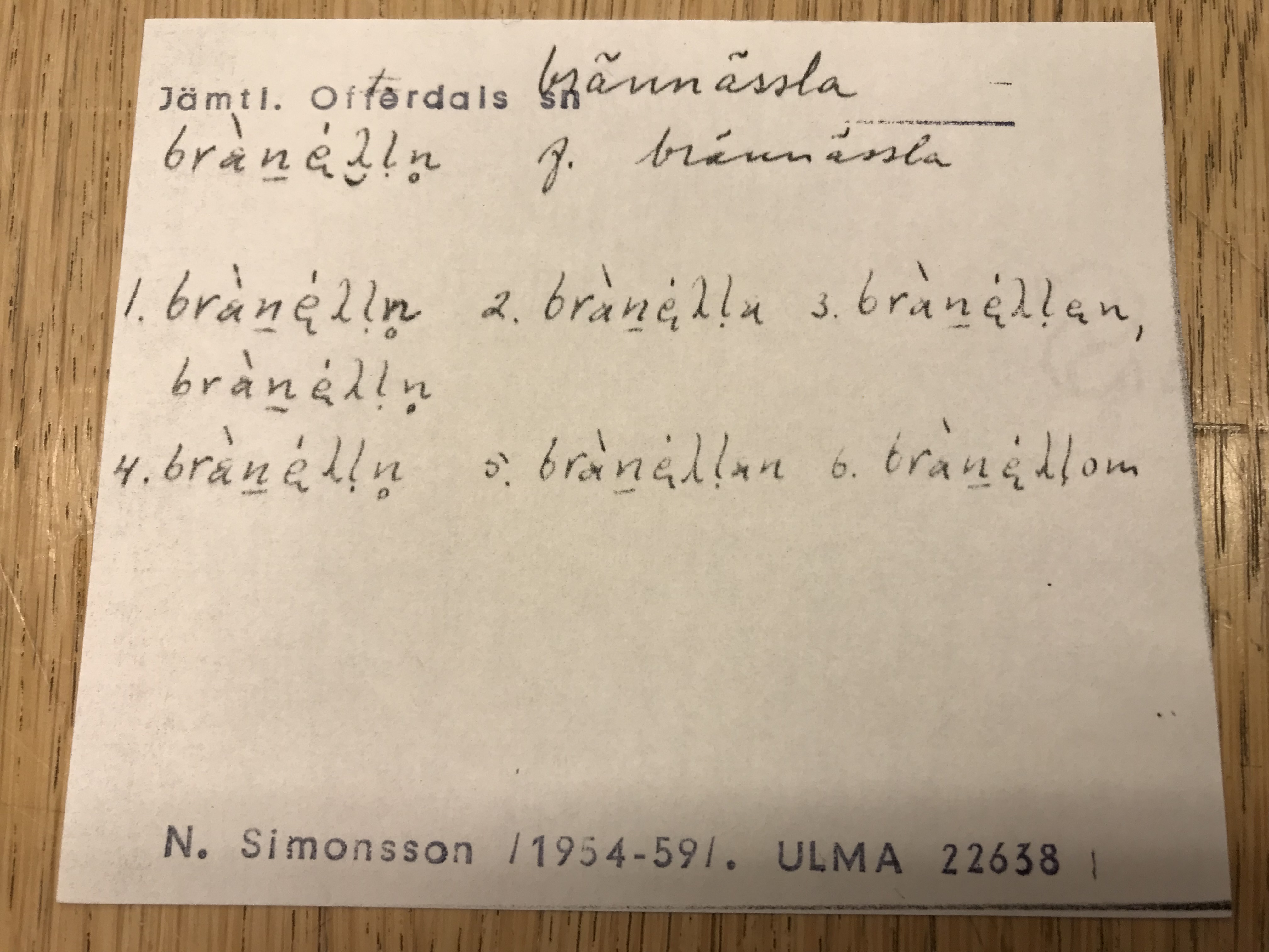 Lapp ur dialektsamlingarna från Offerdals socken i Jämtland med ordet brännässla, uttalat brännehlln.
