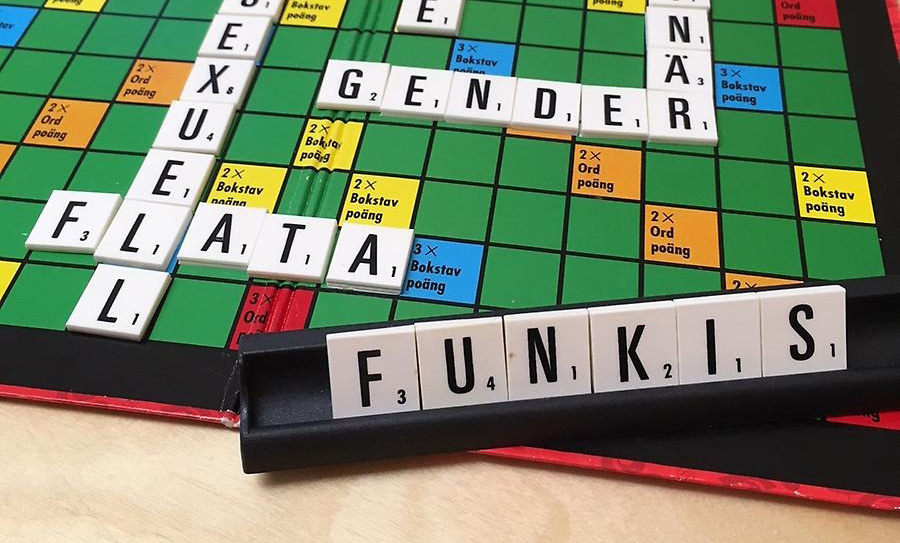 Ett pågående Alfapetspel är orden gender och flata ligger på spelplanen. Upställt står ordet funkis.