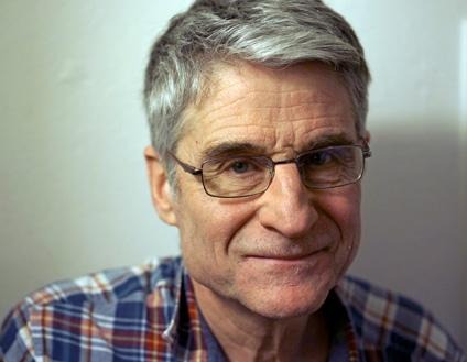 Porträttfoto på en man med glasögon.