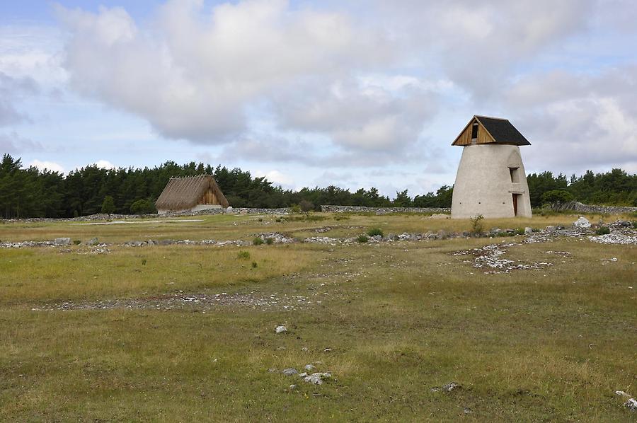 Gotländskt landskap med väderkvarn och lammgift 