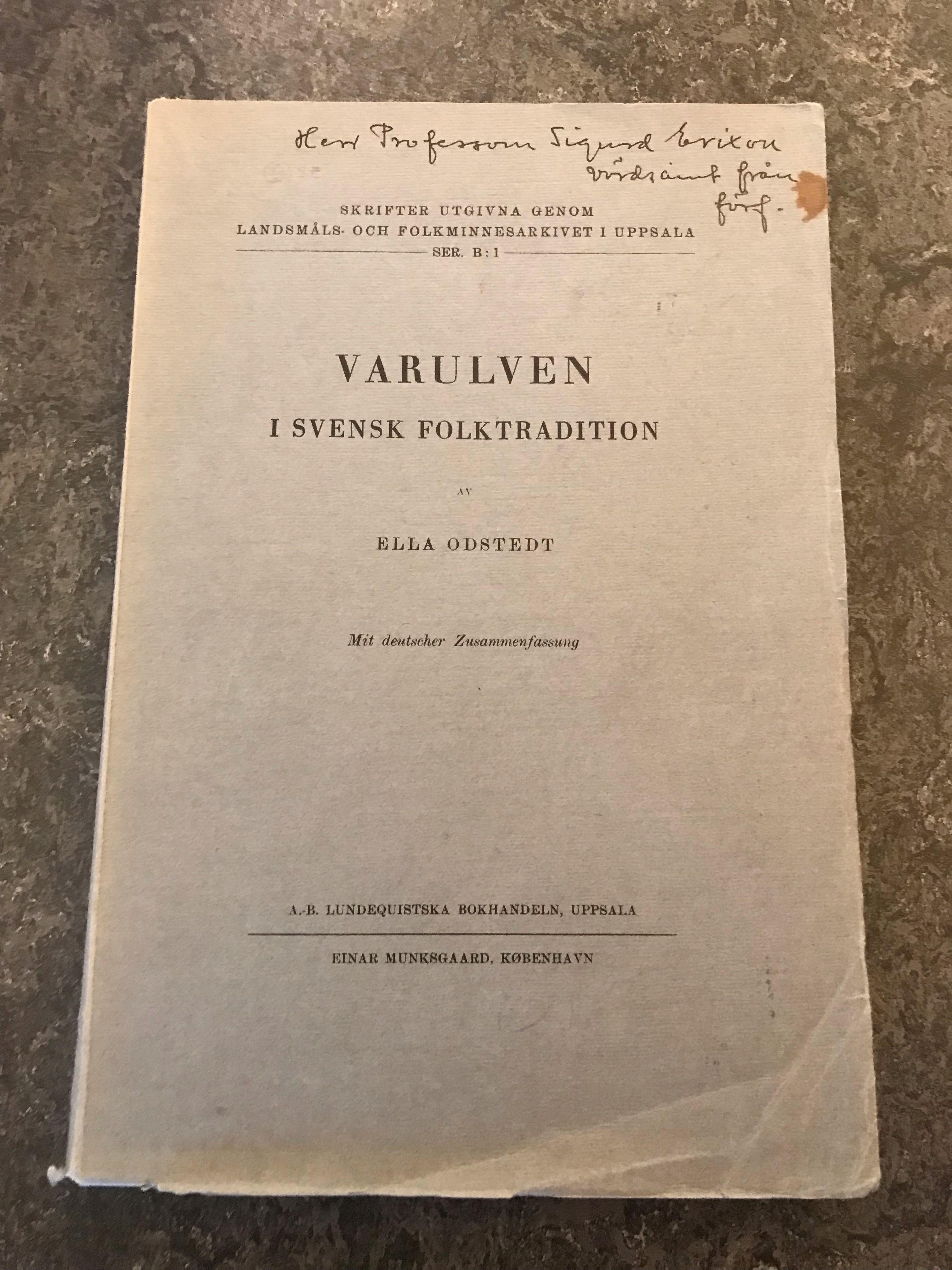 Bok utan omslag som det står Varulven i svenska folktradition på.