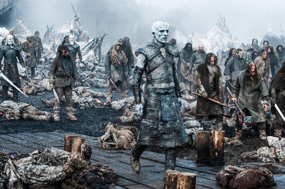 Stillbild från tv-serien Game of Thrones. Den bleka White Walker-gestalten syns i mitten på ett snöigt slagfält. Runt honom syns ett par White Walkers och zombieliknande krigare.
