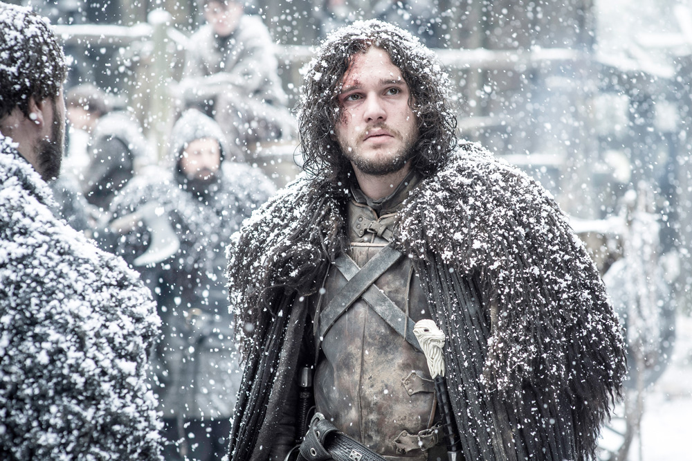 Stillbild från tv-serien Game of Thrones. Karaktären Jon Snow står i snöfall med snö som faller i hår och på kläder.