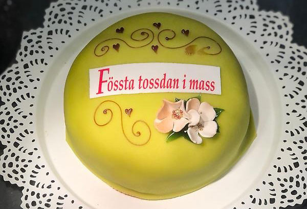 Marsipantårta med dekortexten "Fössta tossdan i mass".