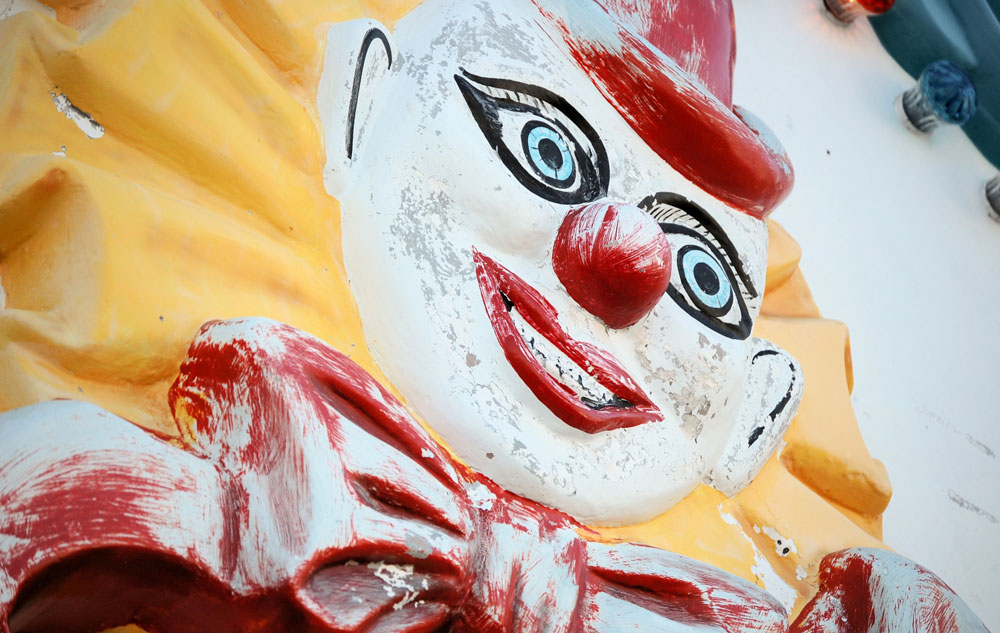 Clownfigur med flagande färg.