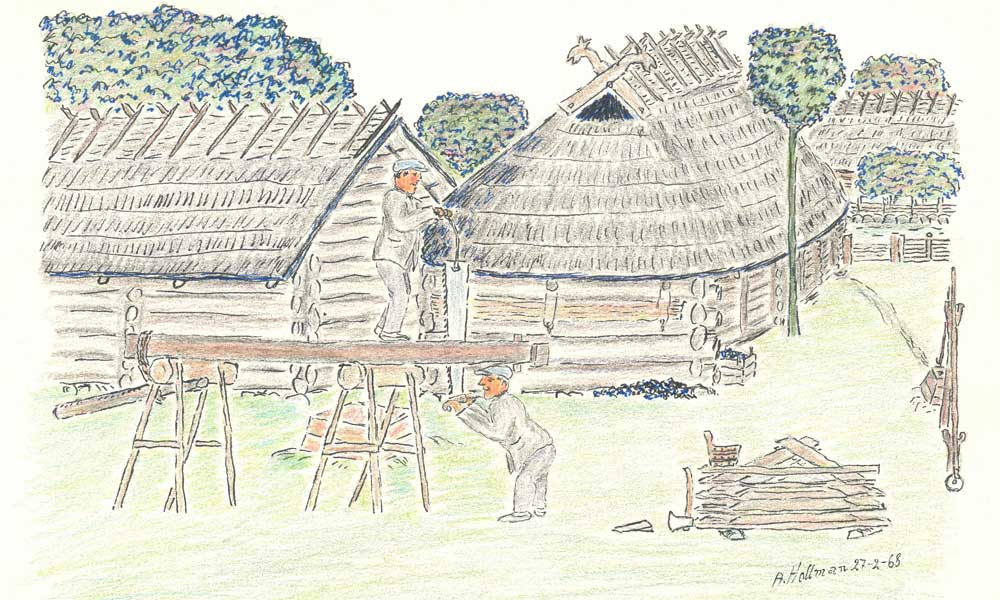Teckning. Två män står på en gård och hjälps åt att såga av en stor trädstock som ligger på en träställning. I bakgrunden syns tre trähus.