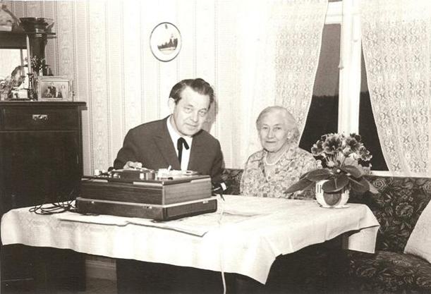 svartvit bild på man i kostym som sitter bredvid äldre kvinna