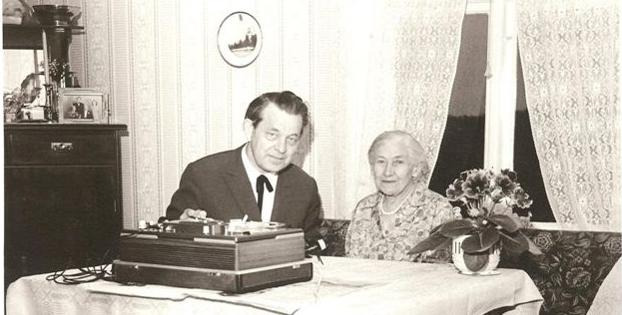 Man och kvinna sitter vid ett bord med en inspelningsapparat.
