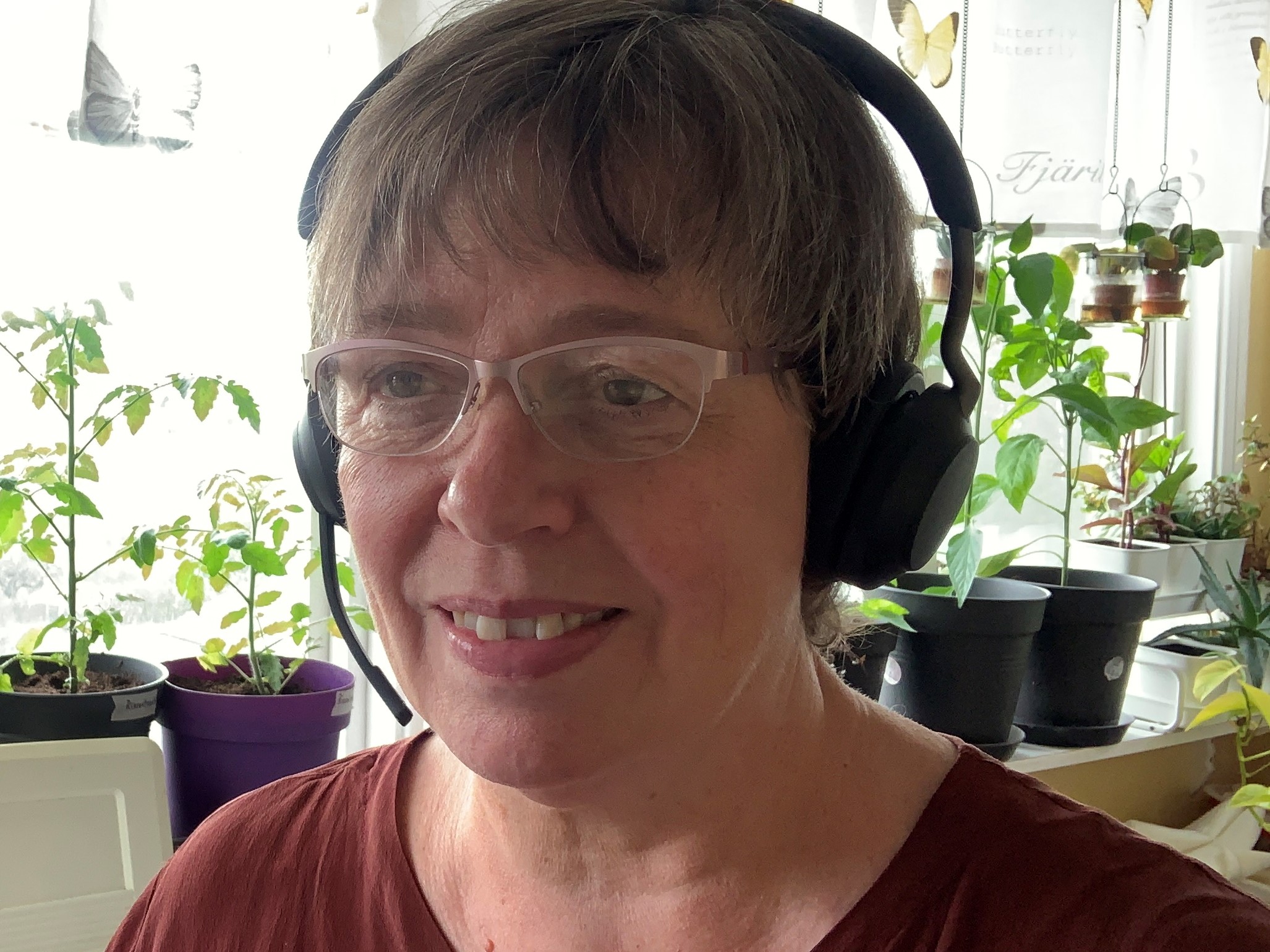 Foto på Agneta Häggström med hörlurar och mikrofon.