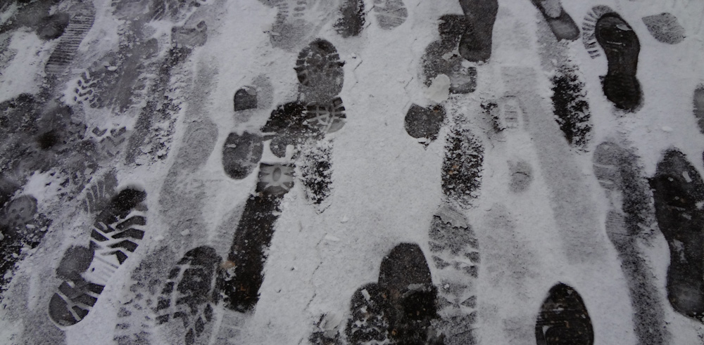 olika sorters fotspår huller om buller i snö