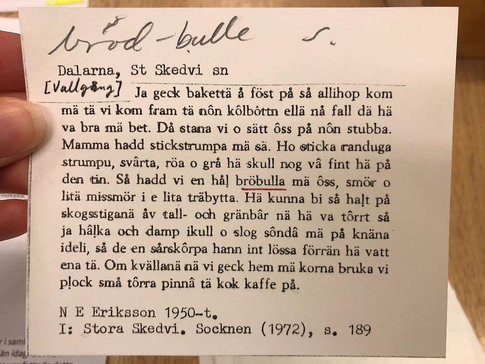 Lapp ur vår största dialektordsamling OSDs med uppslagsordet brödbulle och en text från Stora Skedvi socken i Dalarna. 