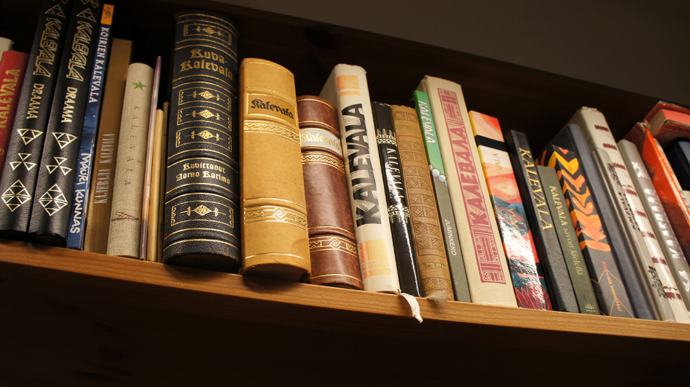En hylla med en rad böcker på karelska