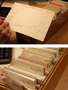 Två bilder ihop. I första bilden håller en hand i ett arkivkort, i andra är det en hylla fylld med arkivkort.