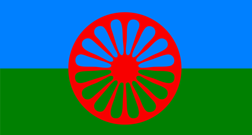 romska flaggan med ett rött hjul mot ett blått och ett grönt fält