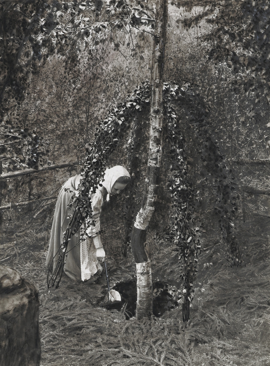svartvitt fotografi. kvinna i långkjol och huckle som böjer sig över lövad källa för att ta upp vatten med en skopa