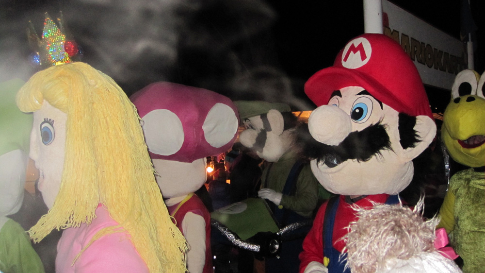 Bild från karnevalståg med människor utklädda till karaktärer i spelet Super Mario Bros. 