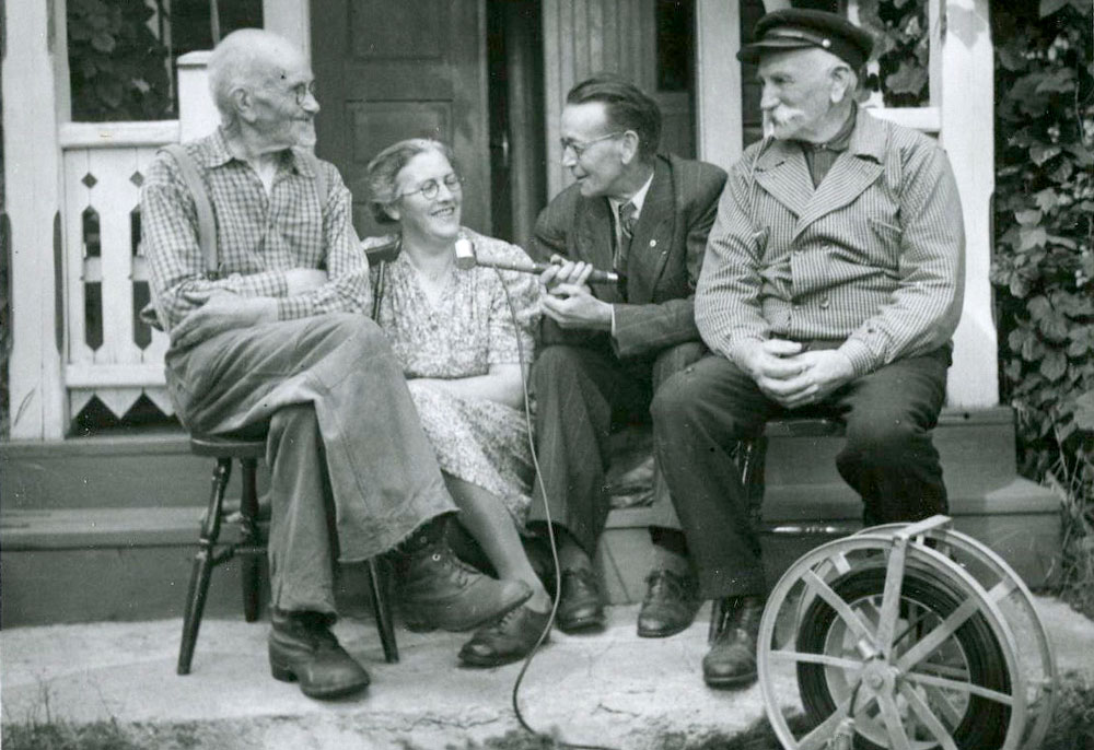 Inspelning Slåtteråsen, Rödön, Jämtland i augusti 1948. På bilden från vänster: Anders Kilian, Emma Pettersson, Einar Granberg och Anders Eriksson.