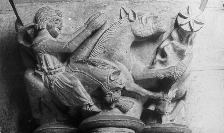 Närbild på stenskulptur föreställande en man till häst.