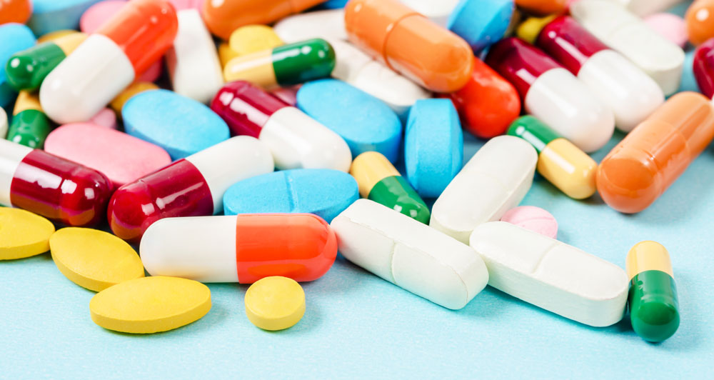 Färgglada mediciner i pillerform.