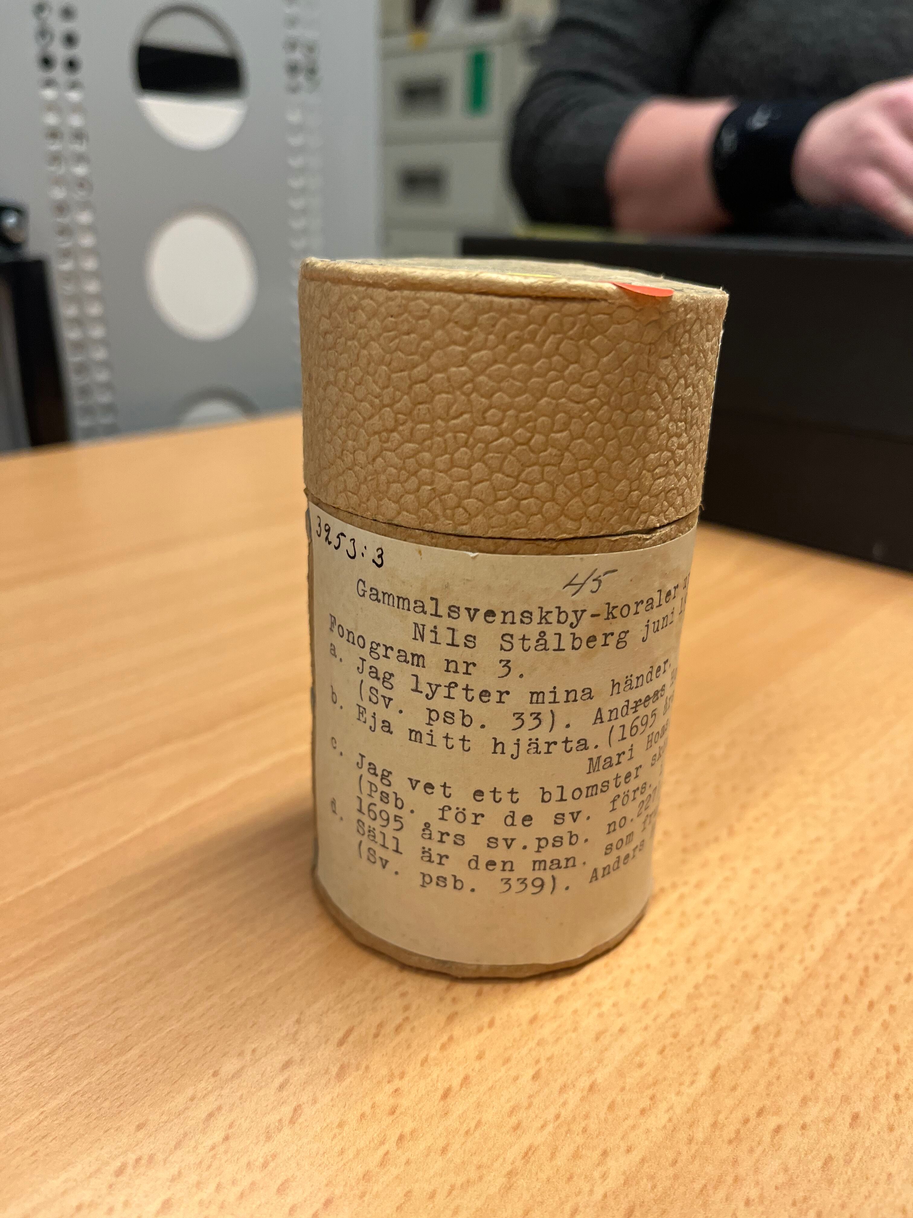 En fonografrulle på ett bord i arkivet