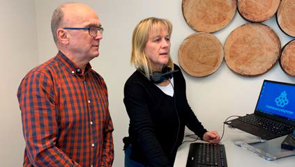 Två personer framför en dator.