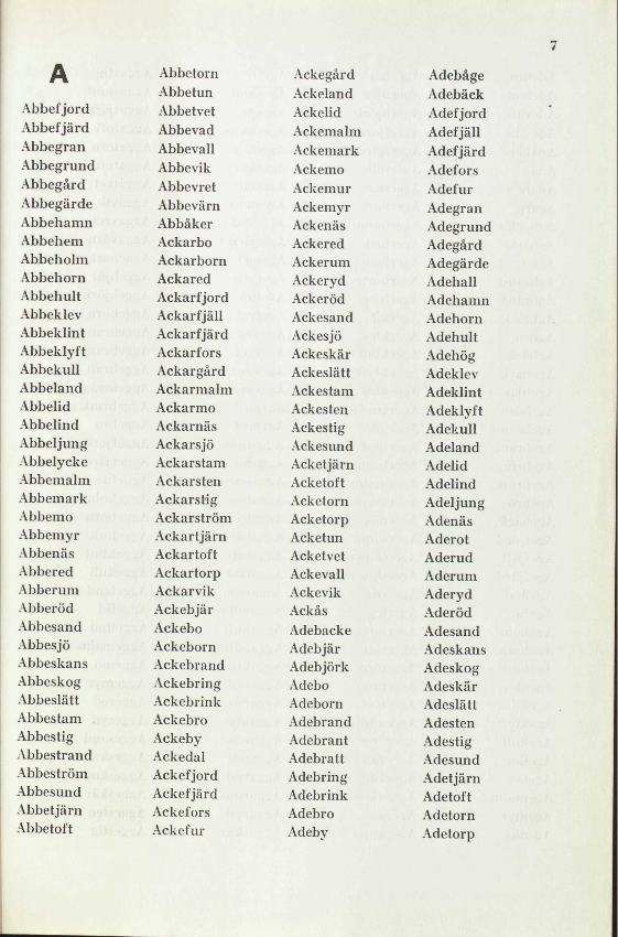 Bilden visar en sida ur Svensk namnbok 1940. På sidan finns cirka 160 namnförslag på bokstaven A i fyra kolumner i bokstavsordning från Abbefjord till Adetorp.