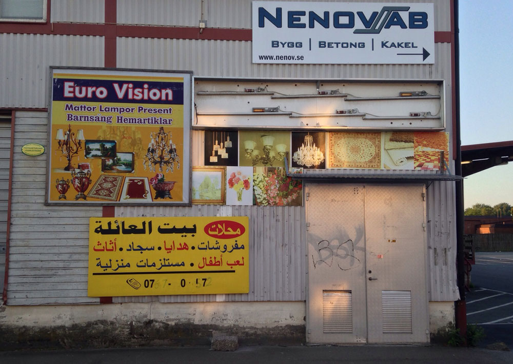 Bildblock med skyltar på svenska och arabiska.