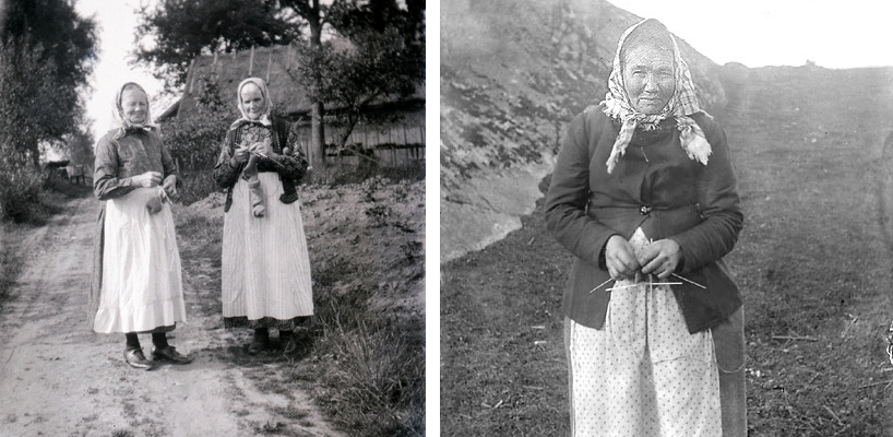 Två svartvita äldre fotografier. Det första föreställer två äldre 
kvinnor bredvid varandra på en grusväg. De har långkjol, förkläde och 
huckle. Båda håller i varsin pågående stickning. Den andra bilden 
föreställer en kvinna i liknande klädsel stående på en jordig åker, 
hållande i en pågående stickning.