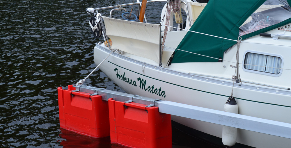 närbild på mindre segelbåt med namnet i fokus: hakuna matata