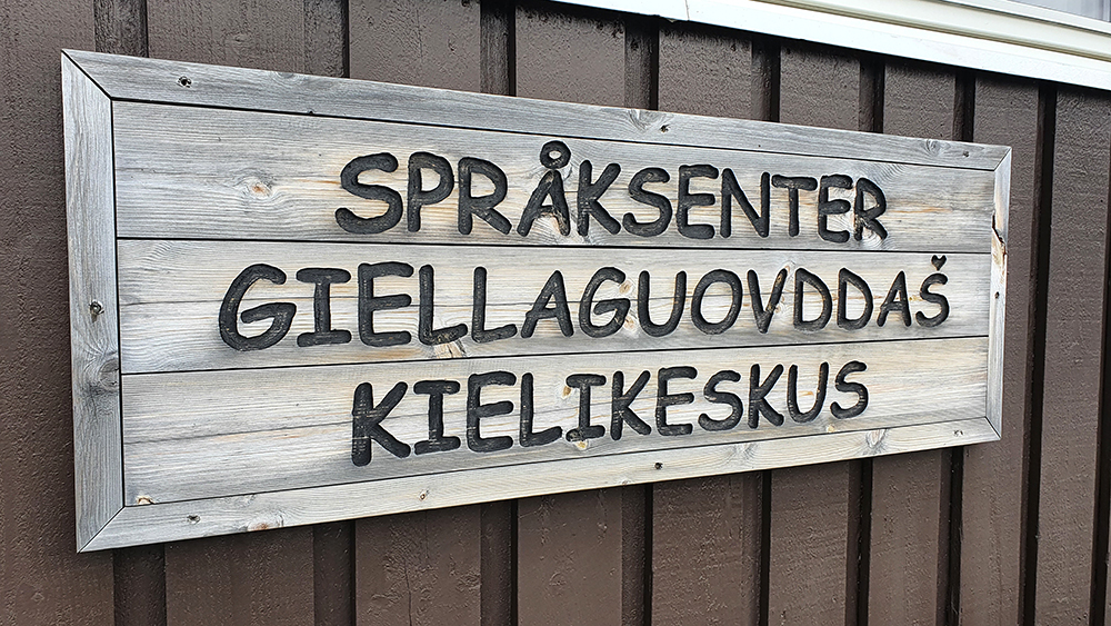 Storfjords språkcentrums skylt på norska, samiska och finska.