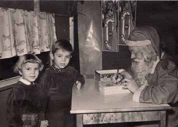 Två barn och en jultomte.