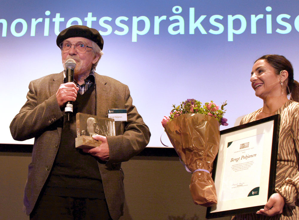 Bengt Pohjanen tog emot Minoritetsspråkspriset av kulturminister Parisa Liljestrand.