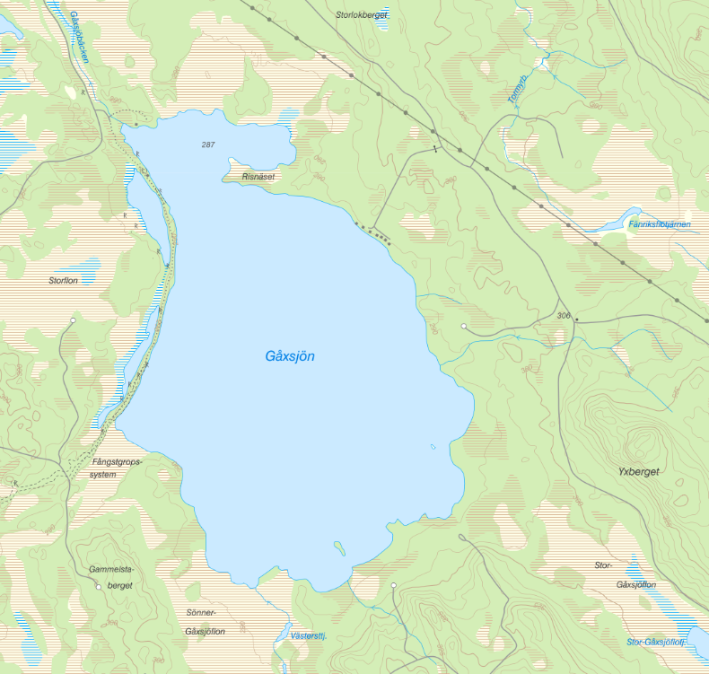 På en karta över området runt sjön Gåxsjön ser man att sjön är formad som en skopa med ett handtag norrut.
