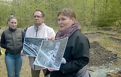 Fred Taikon och Charlotte Hyltén-Cavallius berättar om lägret under en visning av utgrävningsplatsen