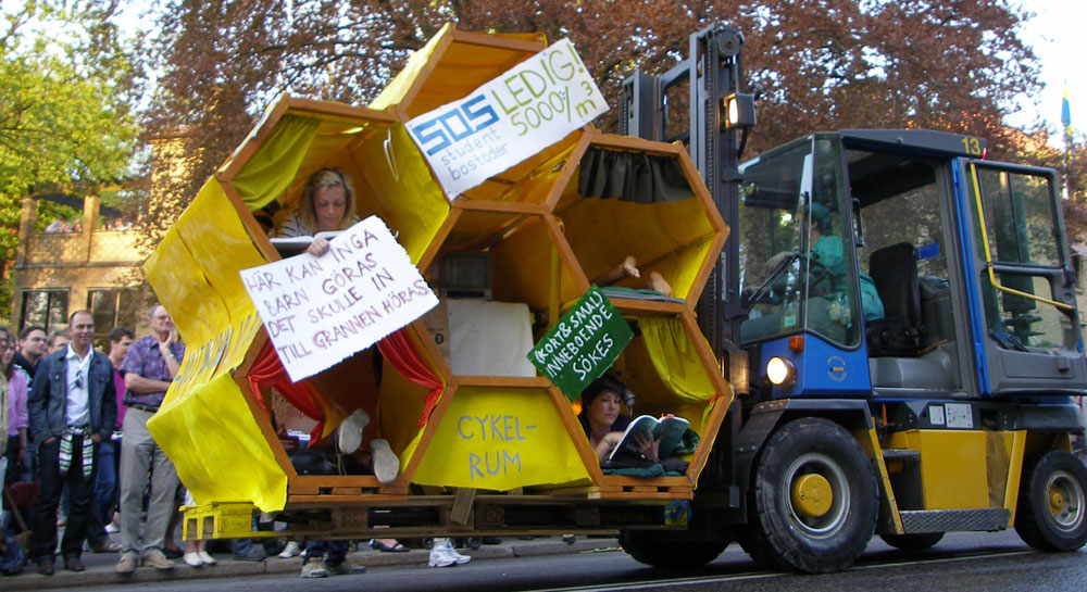 Vagn med uppbyggd bikupa som ska föreställa trångbodda studentboenden.