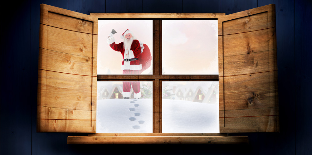 Rödklädd jultomte med julklappssäck som syns genom ett fönster.