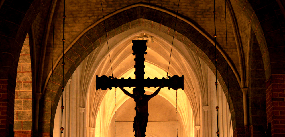 konturerna av ett crucifix i en kyrka