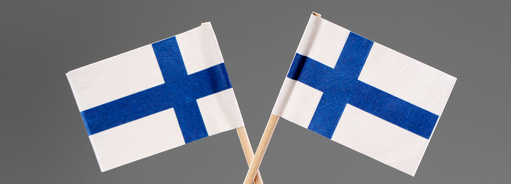Två små finska flaggor.