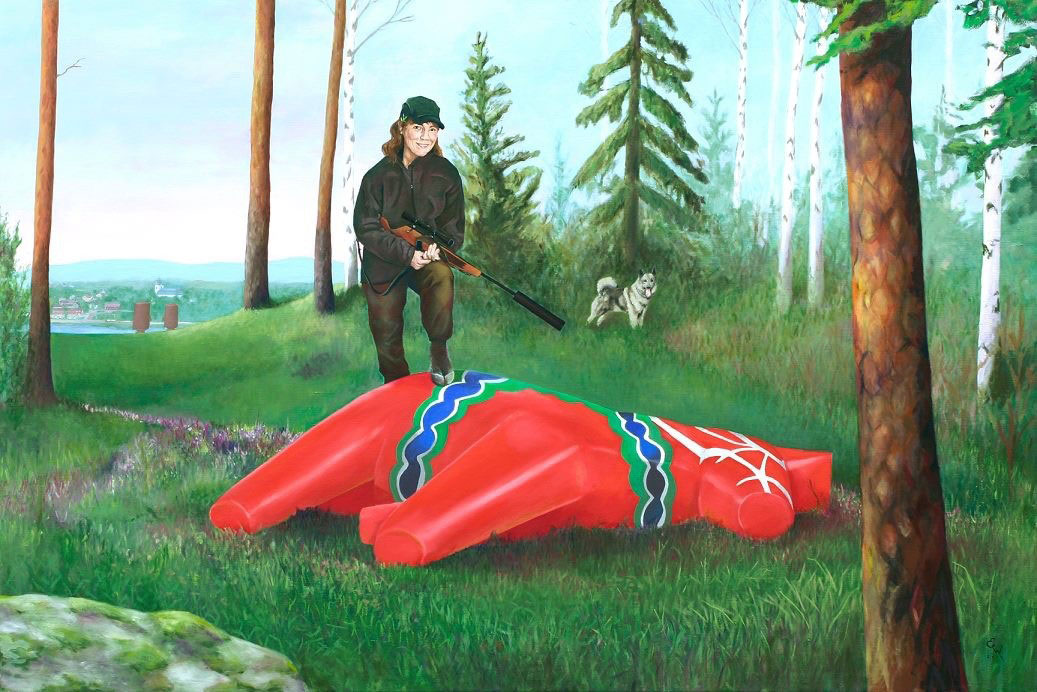 Målning som föreställer en rödmålad dalahäst som ligger på gräset i en skogsmiljö. En jägare med gevär i händerna står med ena foten på den liggande dalahästen och ler mot betraktaren. I bakgrunden syns en hund.