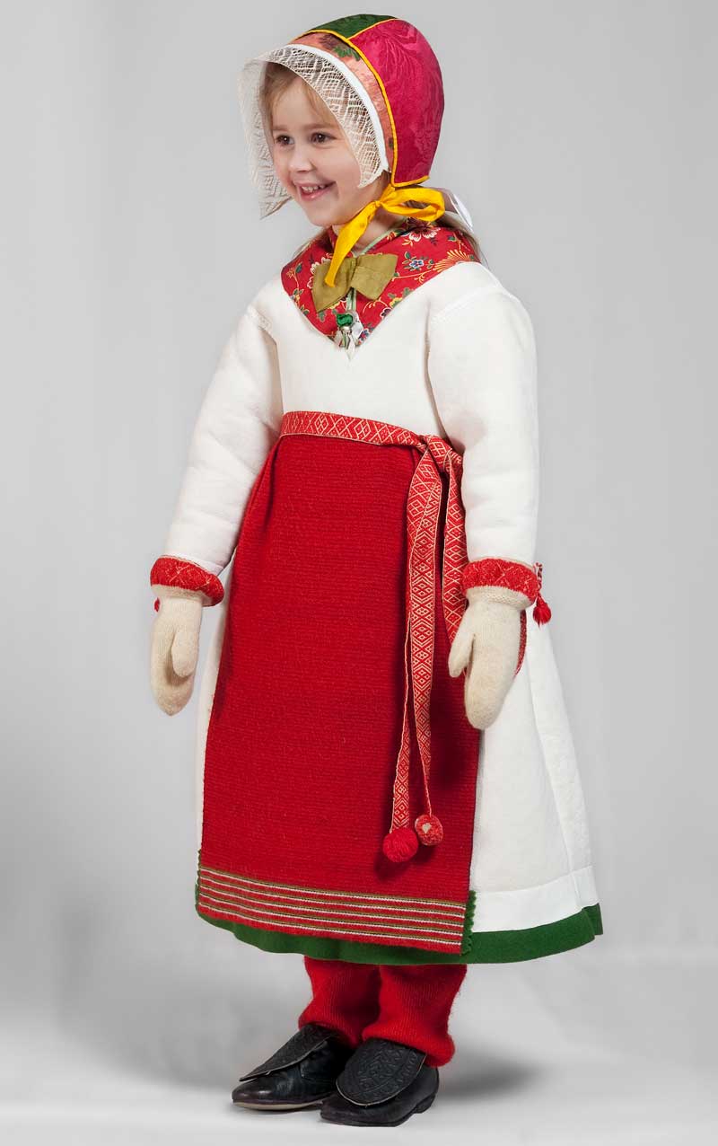 Flicka med röd hätta och rött förkläde över vit pälsfordrad skinnkolt.