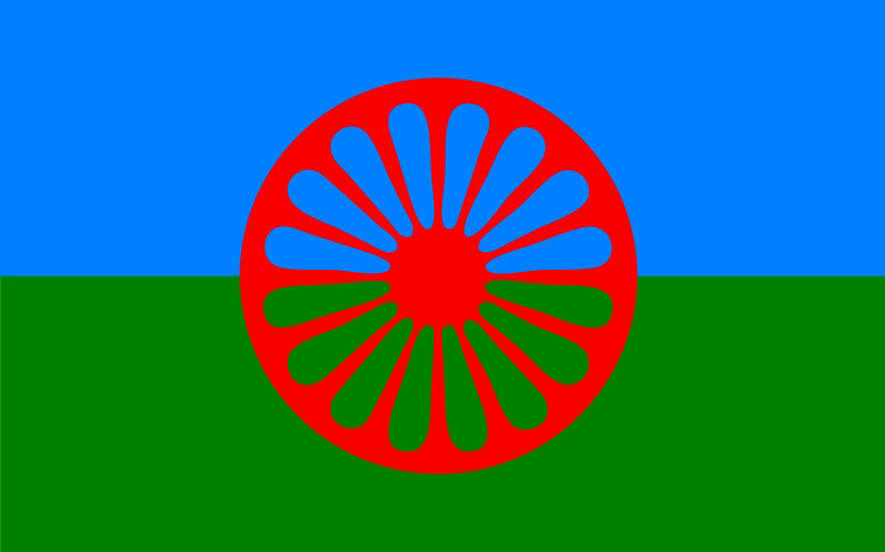 romska flaggan: ett rött hjul mot en bakgrund bestående av ett blått fält och ett grönt fält