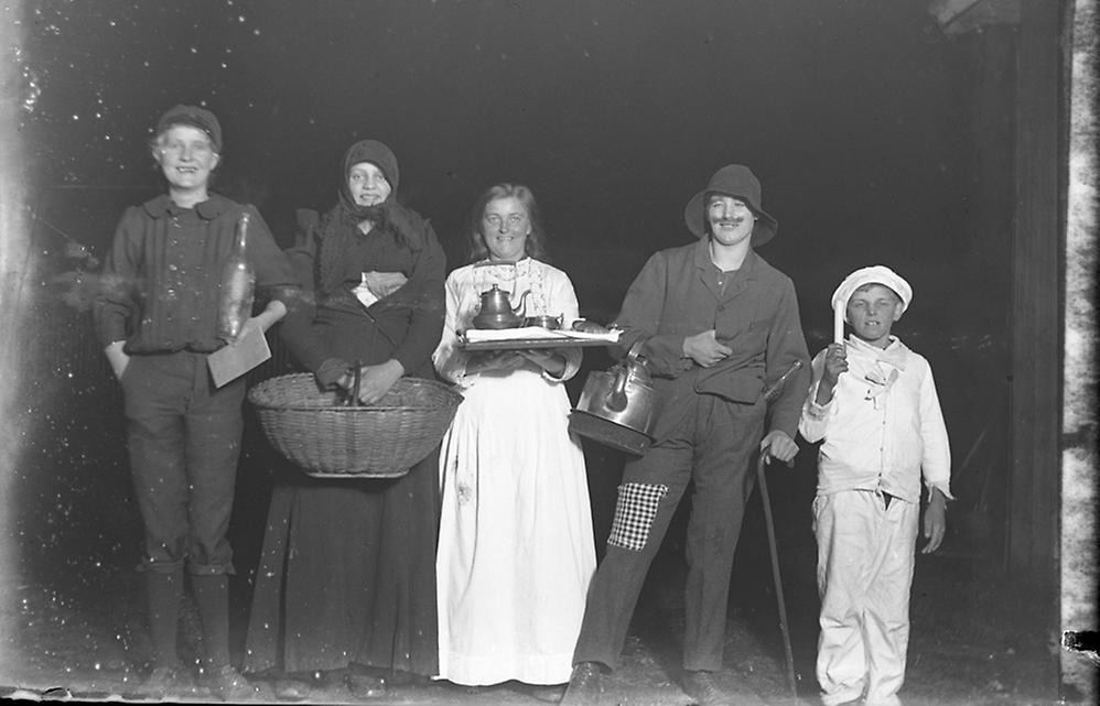 svartvitt fotografi med fem utklädda ungdomar
