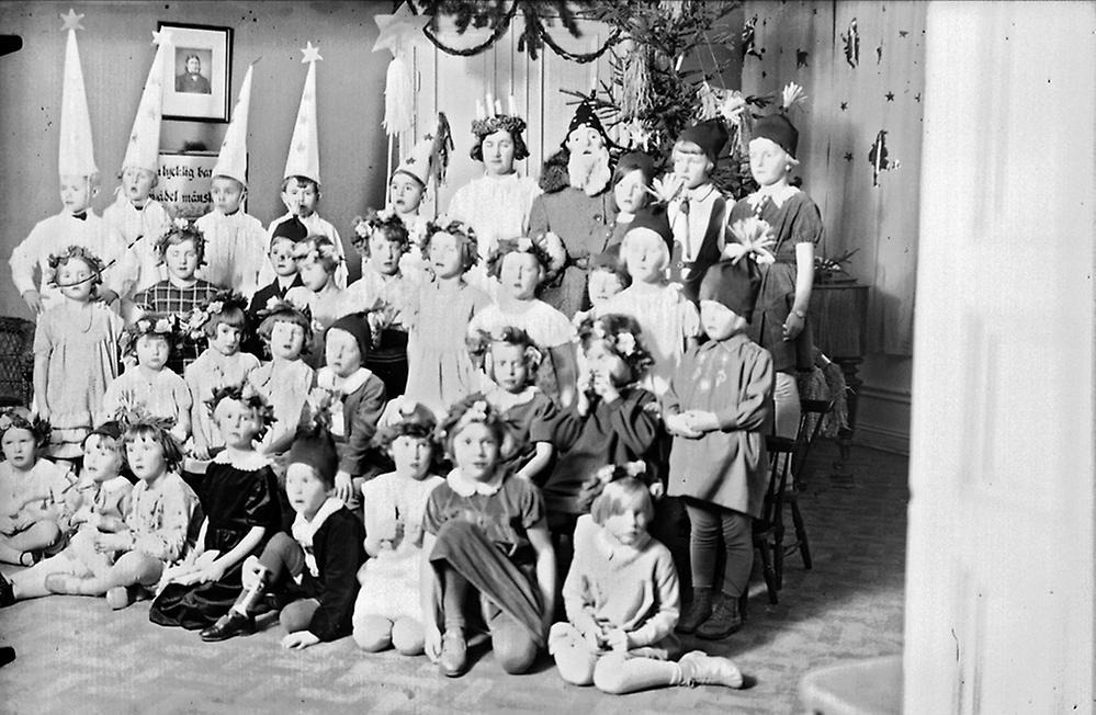 svartvitt fotografi med stor grupp utklädda barn