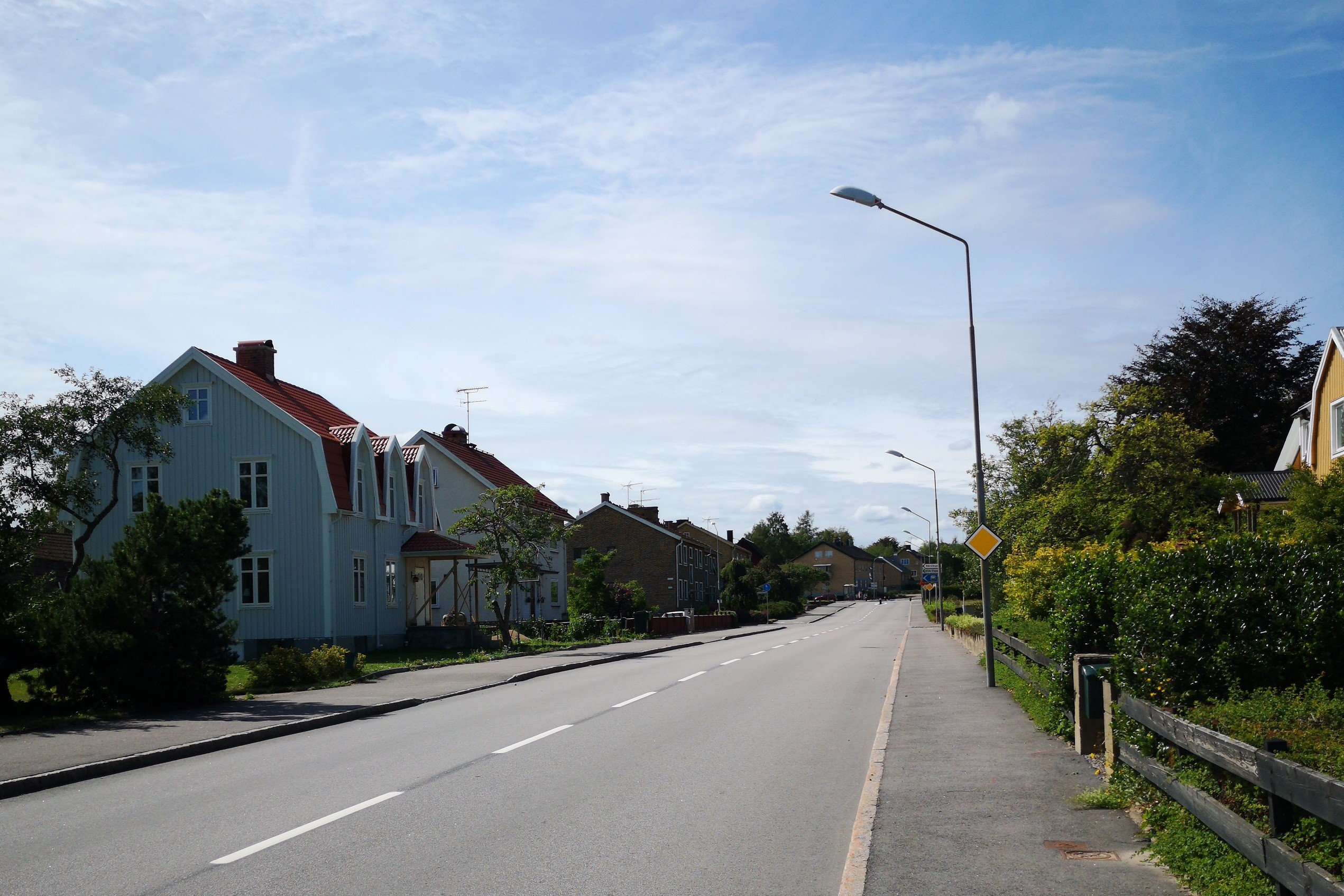 Gata med bostadshus i Rörvik, Småland, en solig sommardag.