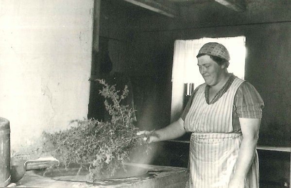 Linnéa Pettersson brygger dricka i Hablingbo på Gotland år 1947.