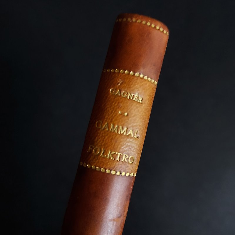 Bild på ryggen av en inbunden bok i skinn med texten: Gagnér Gammal Folktro